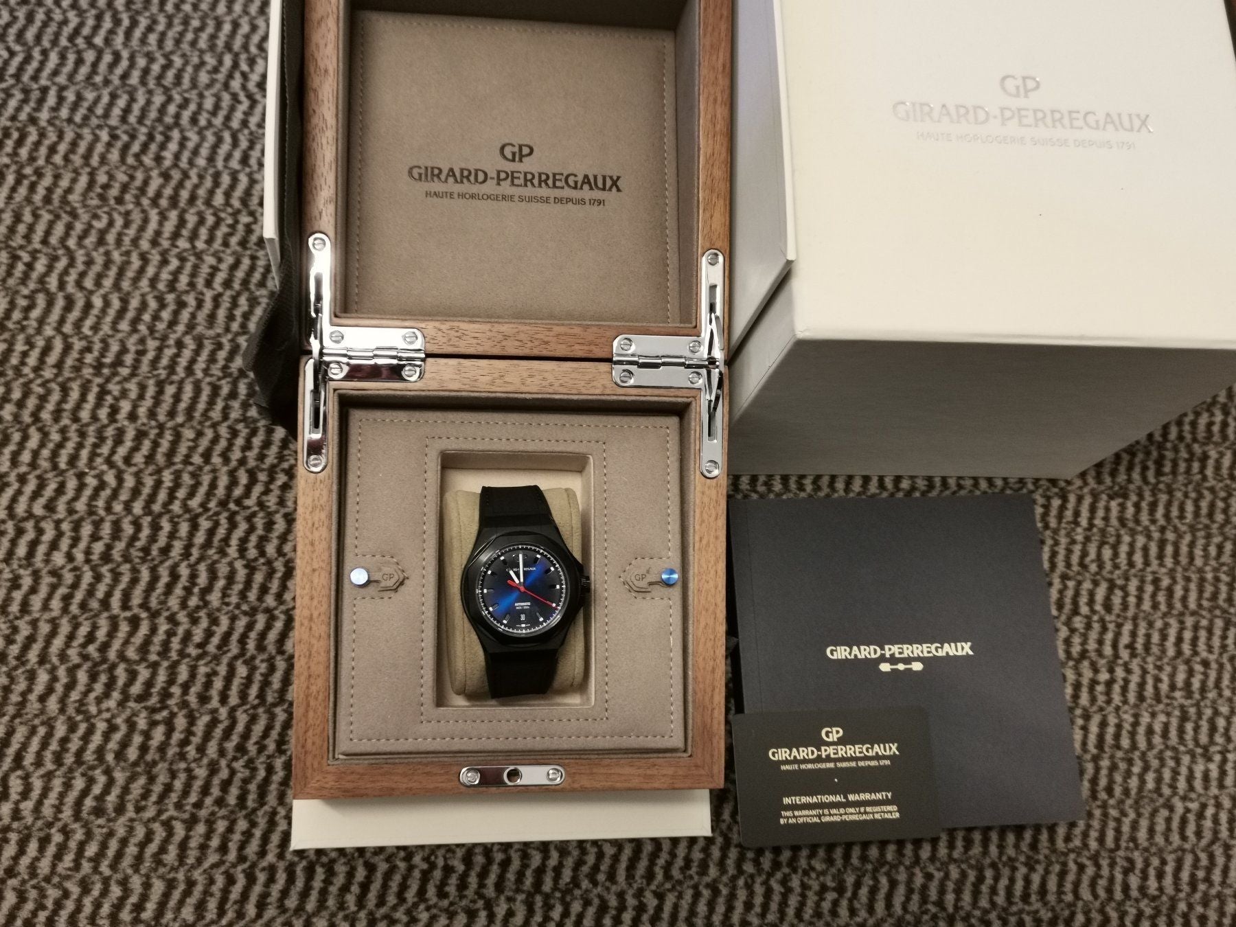 Girard Perregaux Laureato Absolute 44mm - 44 mm - 6590 CHF Zürich